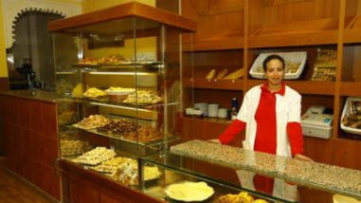 Pastelería Nora, en José Aguado, abierta todos los días menos de 3 a 5 de la tarde.