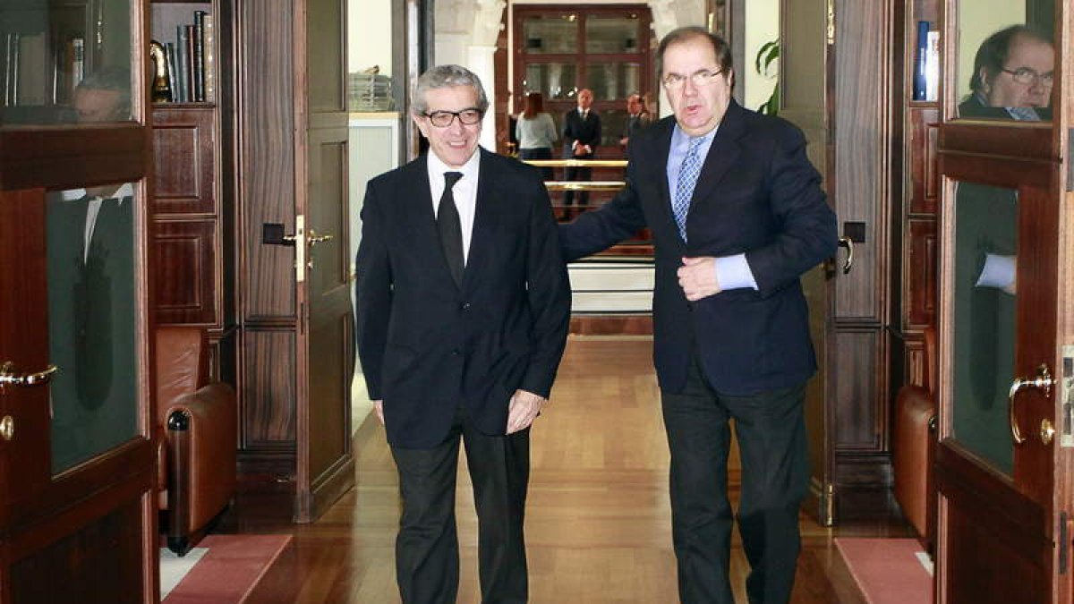 Herrera y Medel, ayer, a su llegada al despacho del presidente de la Junta.