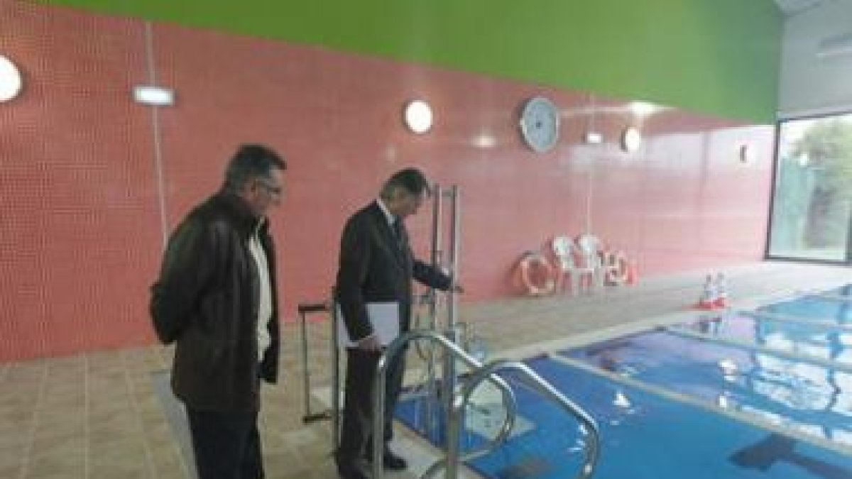 David Fernández y Francisco Álvarez visitan la piscina cubierta de La Virgen del Camino.