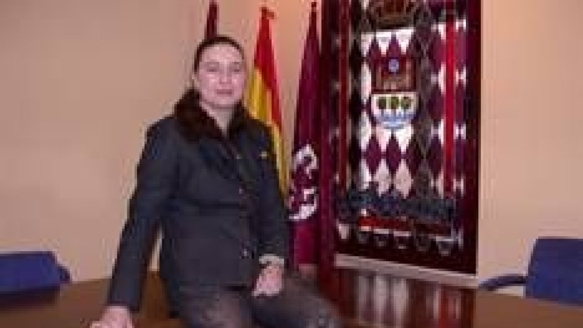 La alcaldesa de Carrizo de la Ribera, Silvia García, en el salón de plenos municipal