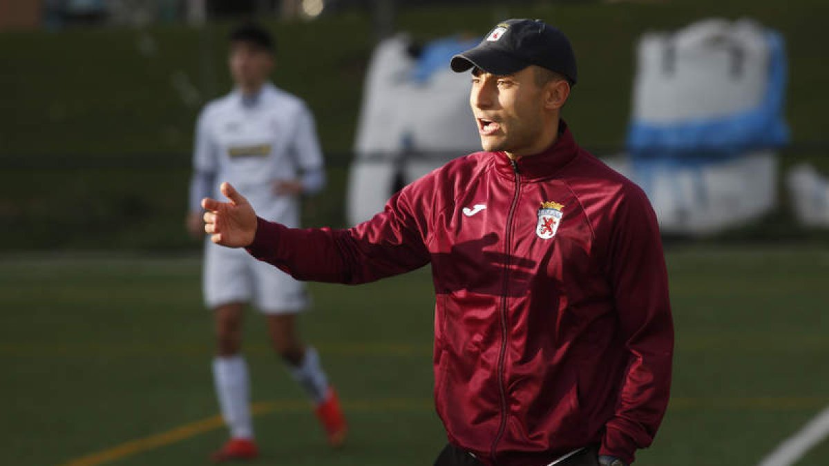 Rodri Gutiérrez, entrenador de la Peña A Juvenil. FERNANDO OTERO