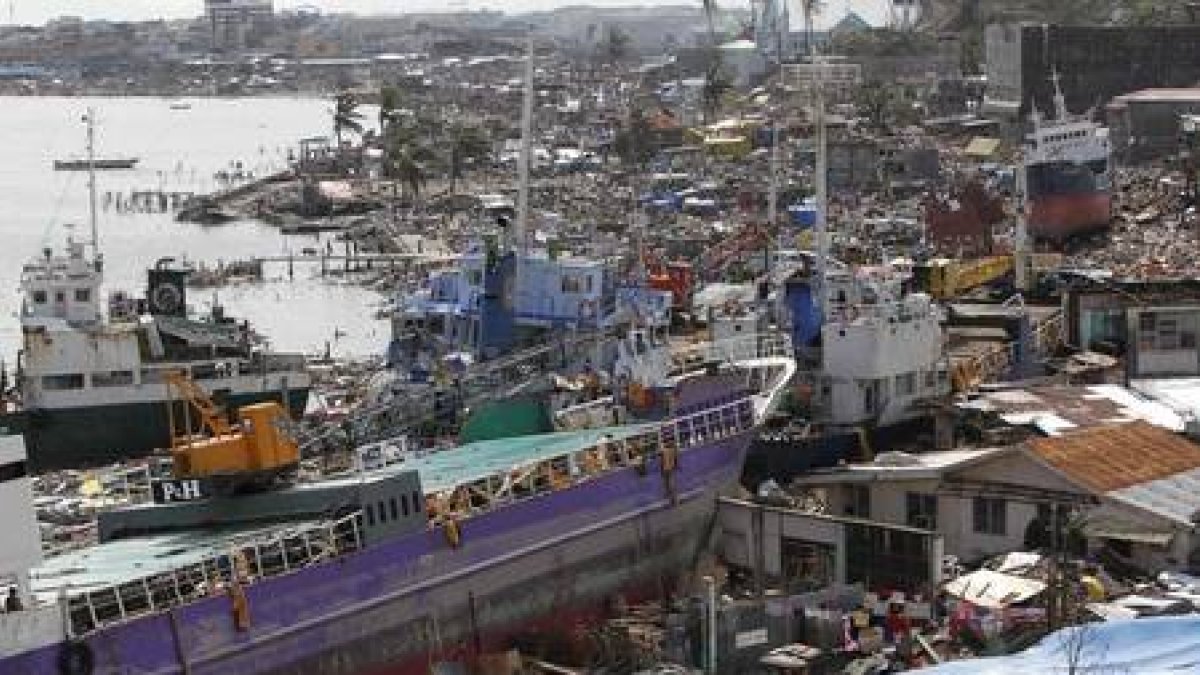 Un buque arrastrado contra la costa en Tacloban.