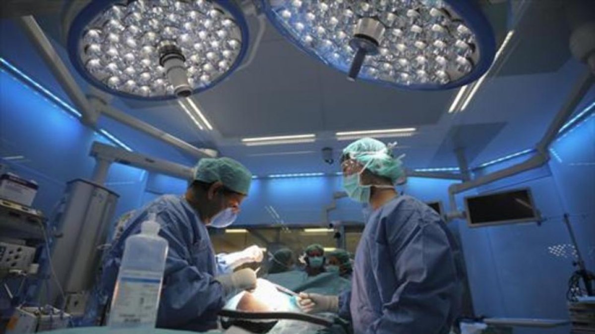 Una intervención quirúrgica en el Hospital Clínic de Barcelona.