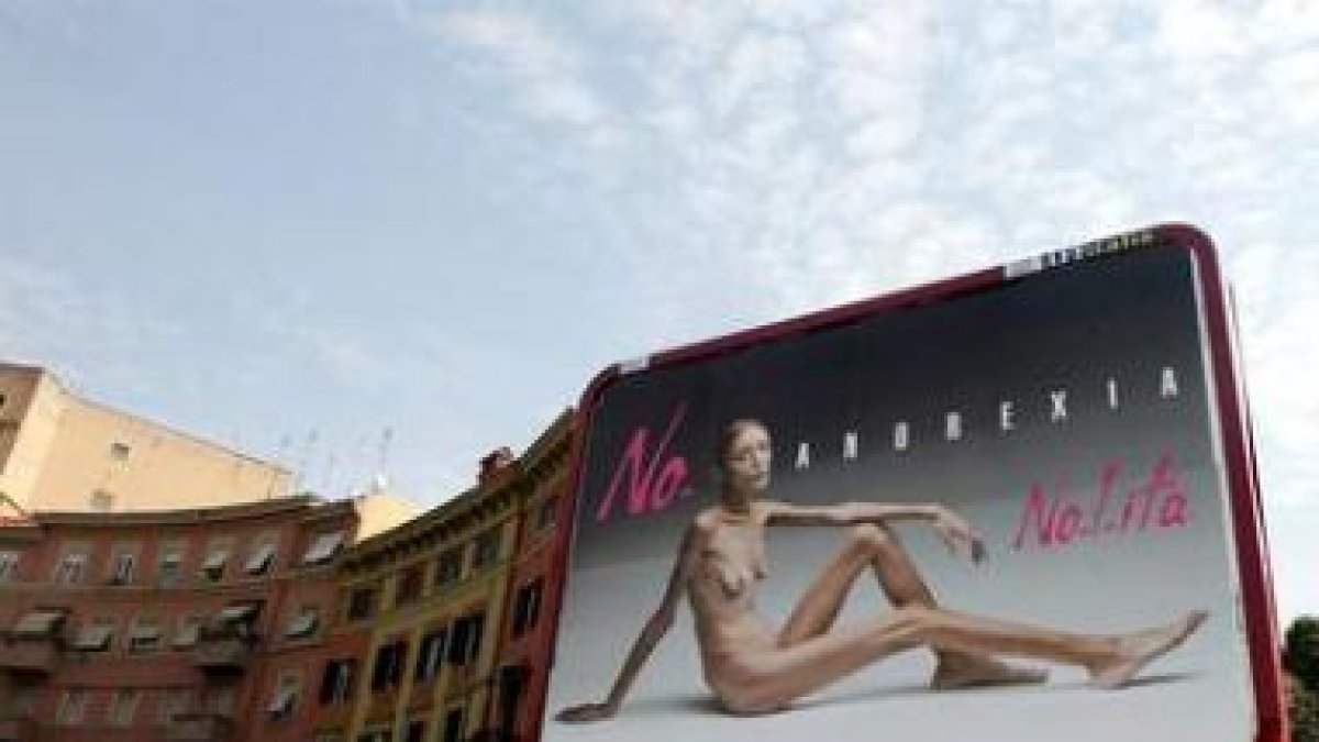 Fotografía de archivo del cartel publicitario de la campaña de la firma de moda Nolita.