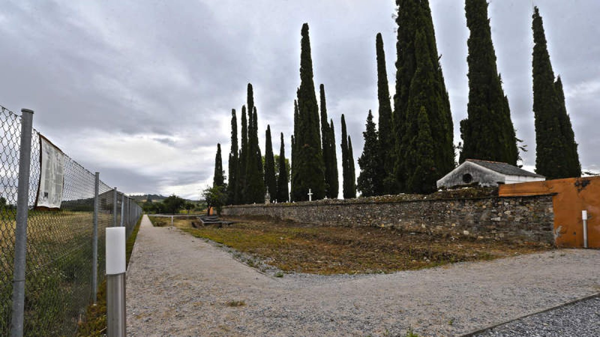Los restos del yacimiento de La Edrada se incorporarán al cementerio con el vallado perimetral.