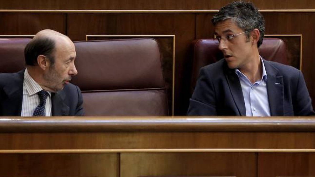 Alfredo Pérez Rubalcaba y Eduardo Madina, durante un pleno en el Congreso de los Diputados.
