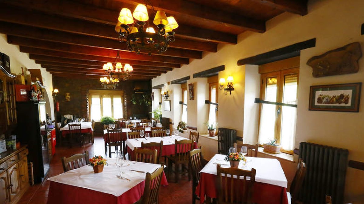 Interior delhostal-restaurante Golpejar, que ofrece un amplio comedor para disfrutar de la gastronomía leonesa y cómodas habitaciones.