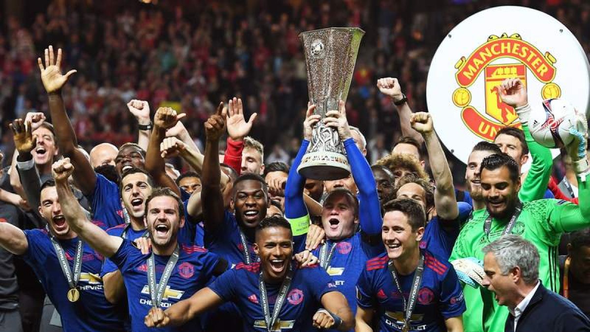 Los jugadores del Manchester celebran el título de la Liga Europa con Mourinho incluido. LICOVSKI
