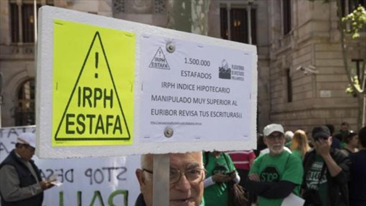 Protesta de afectados por el índice IRPH ante la Audiencia Provincial de Barcelona