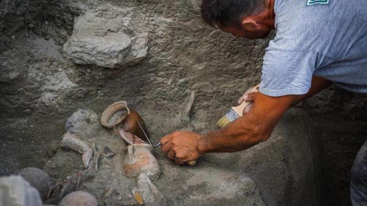 Un arqueólogo trabaja en los nuevos hallazgos en Pompeya.