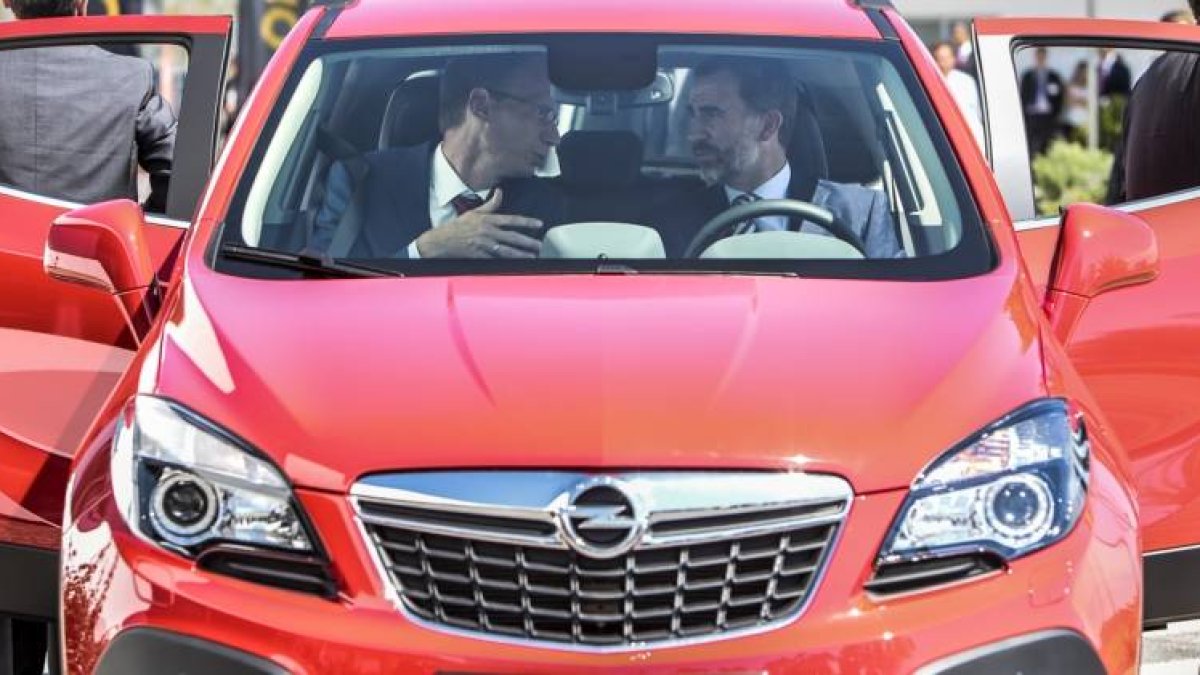 El Rey Felipe VI y el vicepresidente de finanzas de Opel Group, Michael Lohscheller, se disponen a conducir el Opel Mokka.