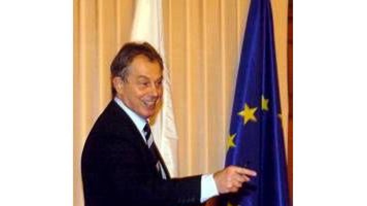 Blair ante una bandera de la UE en su visita a Hungría
