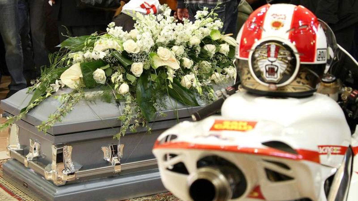 El ataúd de Marco Simoncelli permaneció junto a su moto en la iglesia de Coriano en el funeral.