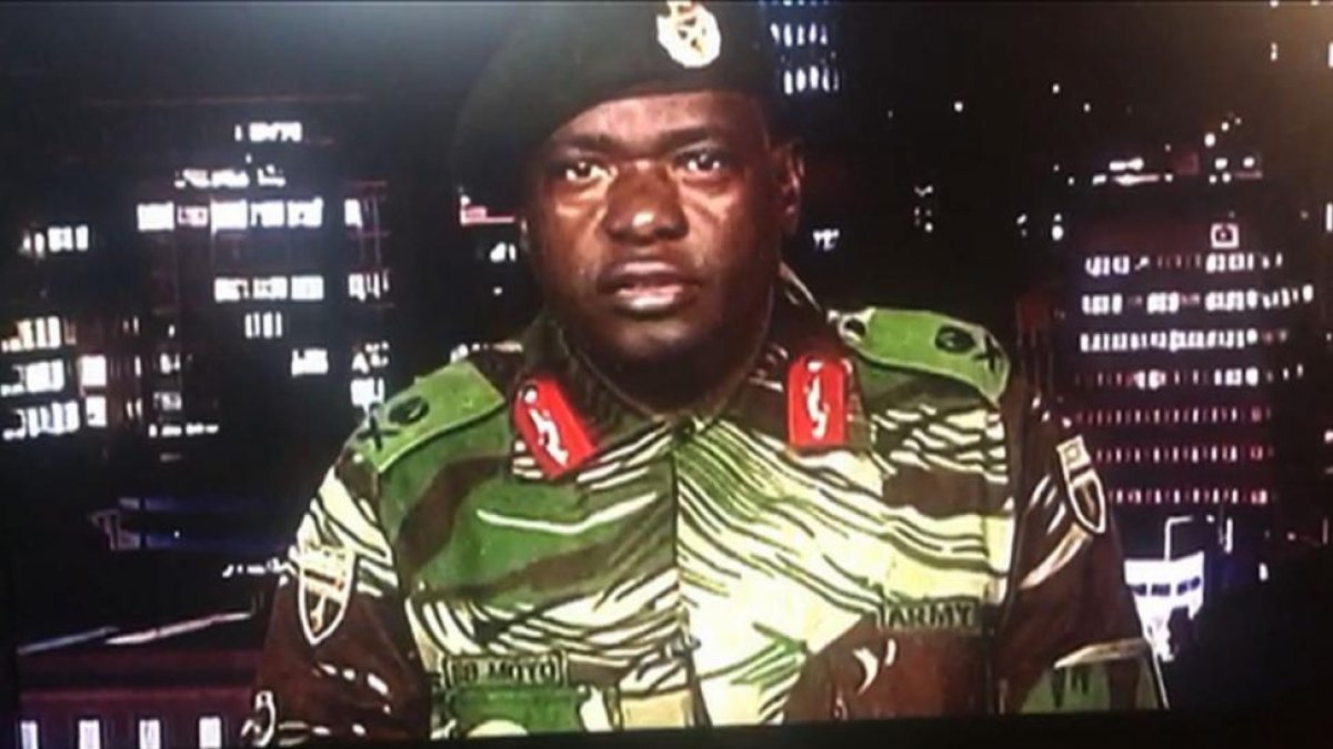 El general Sibusiso Moyo lee un comunicado emitido por la cadena ZBC, el martes en Harare.