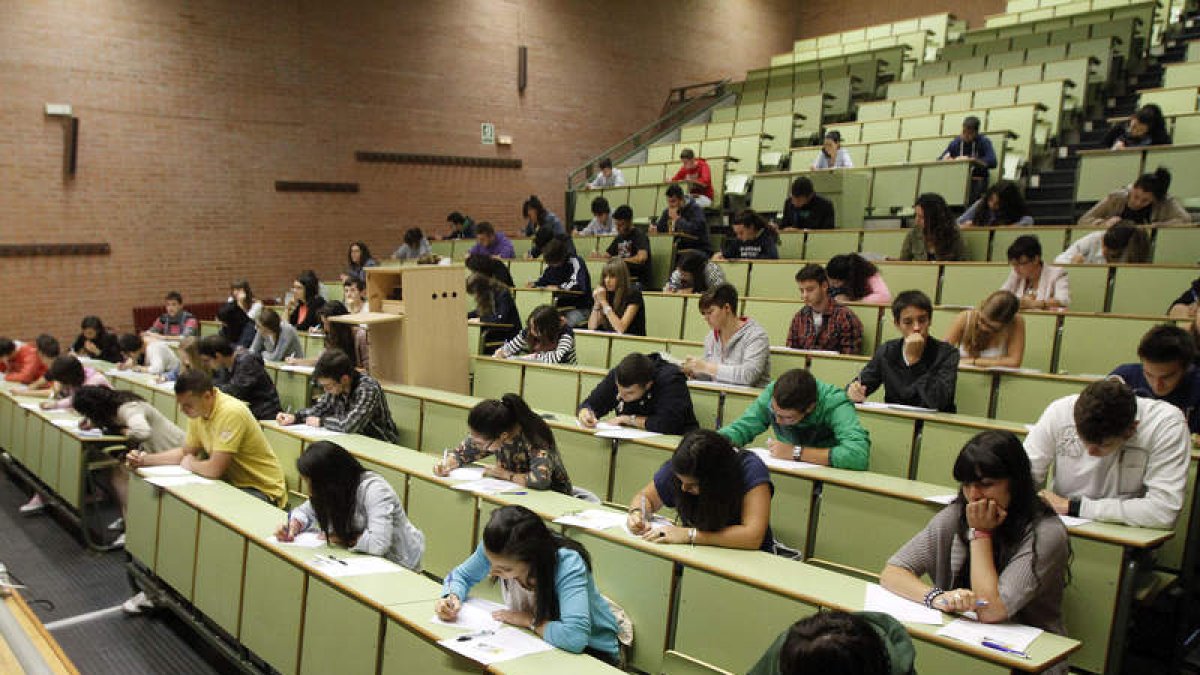 Alumnos durante un examen en la Universidad de León.