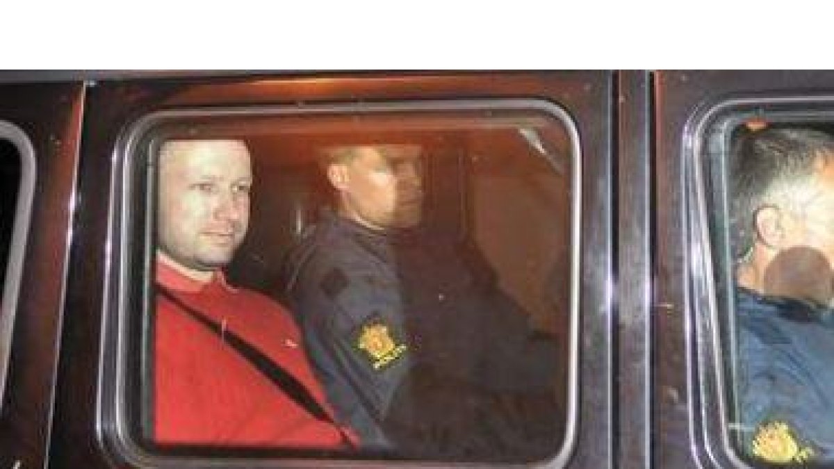 El presunto autor de los atentados de Oslo, Anders Behring Breivik, sale de los juzgados de esta ciu