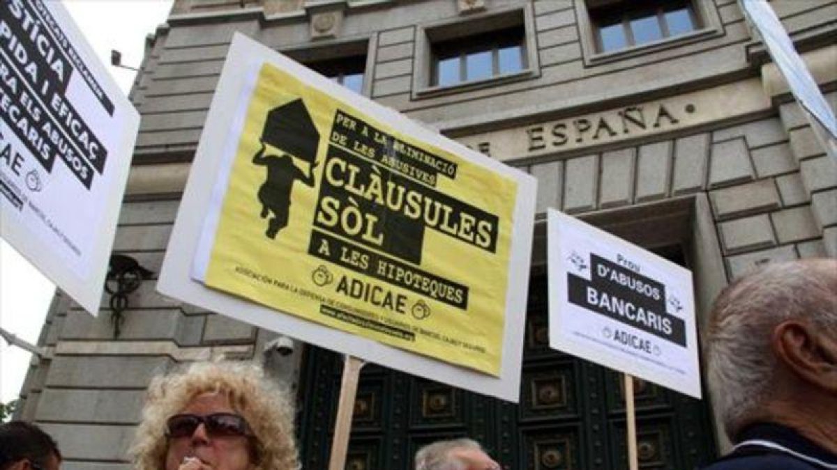 Protesta delante de la delegación del Banco de España en Barcelona por la aplicación de las cláusulas suelo por entidades financieras en el 2015.