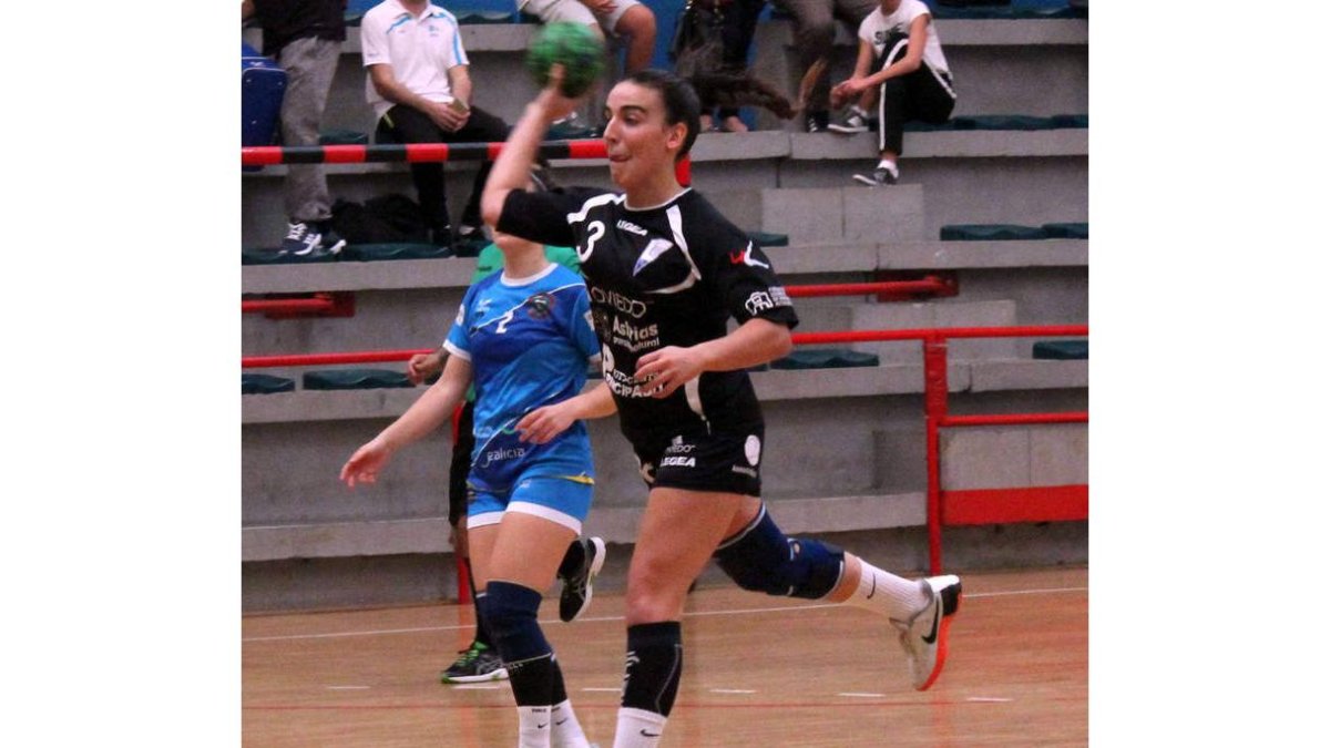 Celia Rojo, jugadora leonesa del Oviedo. DL