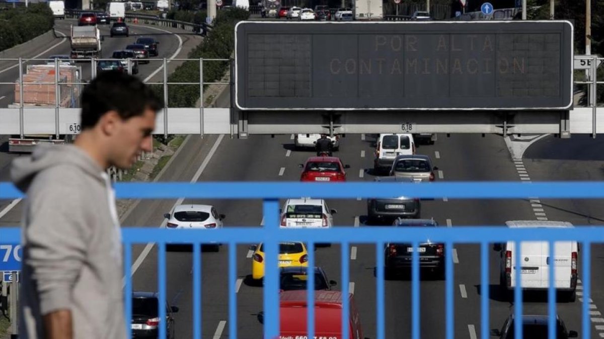 Los paneles de la M-30 recomendaban este miércoles no sobrepasar los 70 km/h.