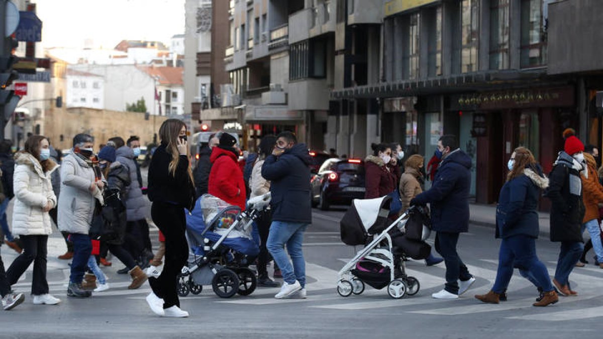 Movimiento de gente en las calles de León. FERNANDO OTERO