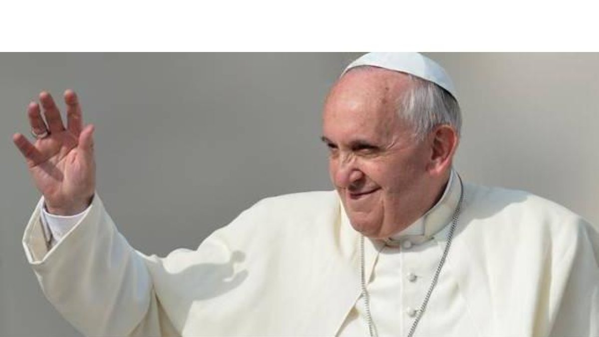 El papa Francisco saluda en la plaza de San Pedro del Vaticano, este miércoles.