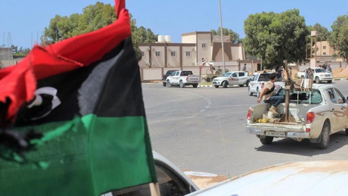 Fuerzas alineadas con el nuevo Gobierno de unidad avanzan por una carretera en Sirte, este viernes.