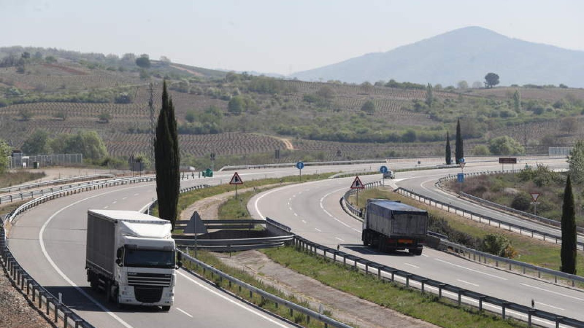 La autovía del Noroeste presenta deficiencias de asfaltado a su paso por el Bierzo. L. DE LA MATA