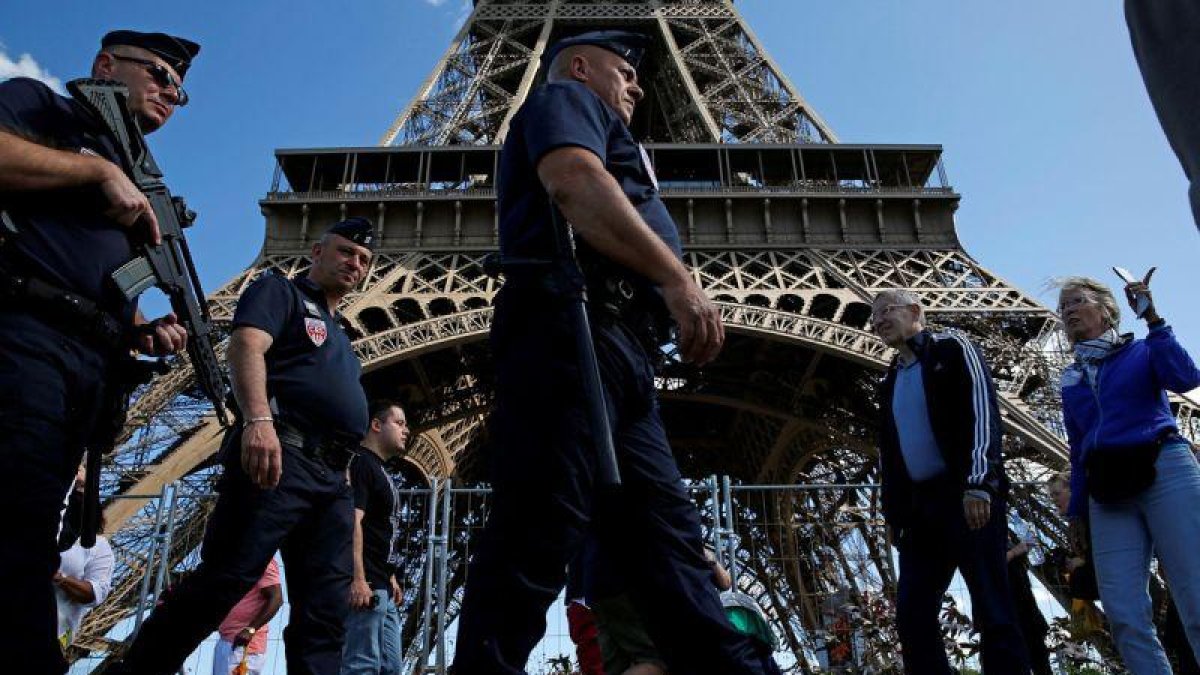 Policías franceses patrullan ante la torre Eiffel.