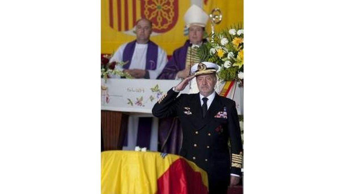 El Rey, tras imponer la Medalla al Mérito Naval.