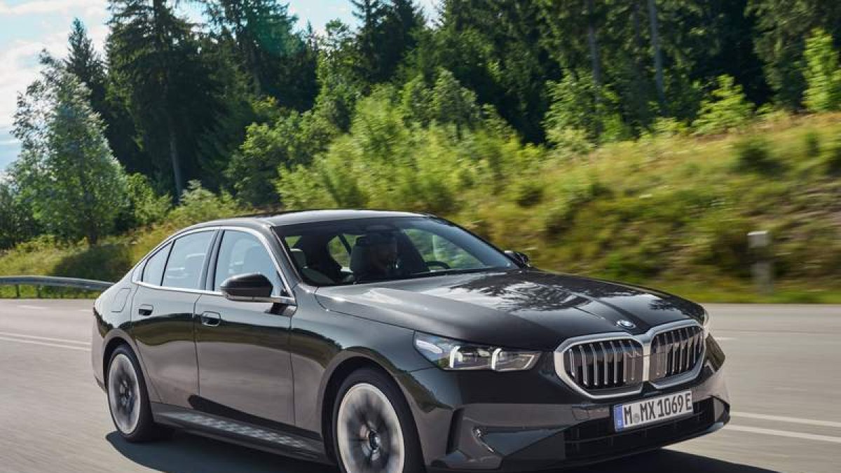 La octava generación de la Serie 5 reinterpreta el característico diseño, aumentando el compromiso de la ‘Bayerische’ entre deportividad y confort. BMW