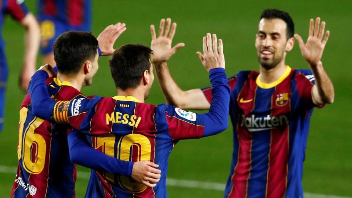 Pedri, Messi y Busquets celebran un gol del Barça. ENRIC FONTCUBERTA