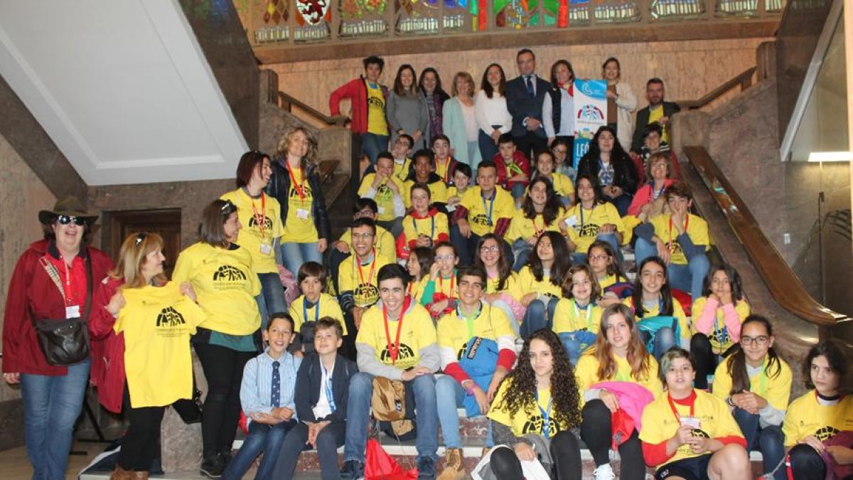 Los representantes de la Corporación municipal junto a la delegada de Unicef León y los menores participantes en el IV Encuentro Autonómico de Infancia y Adolescencia.