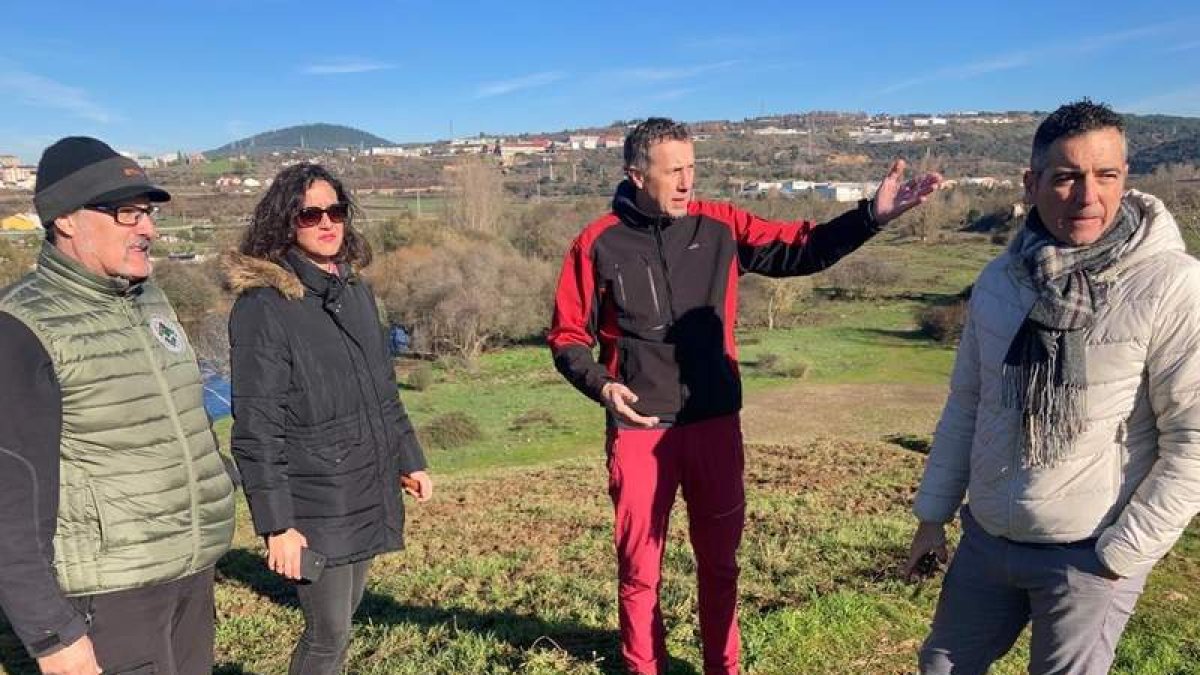 Lidia Coca y Roberto Mendo visitaron la zona. DL