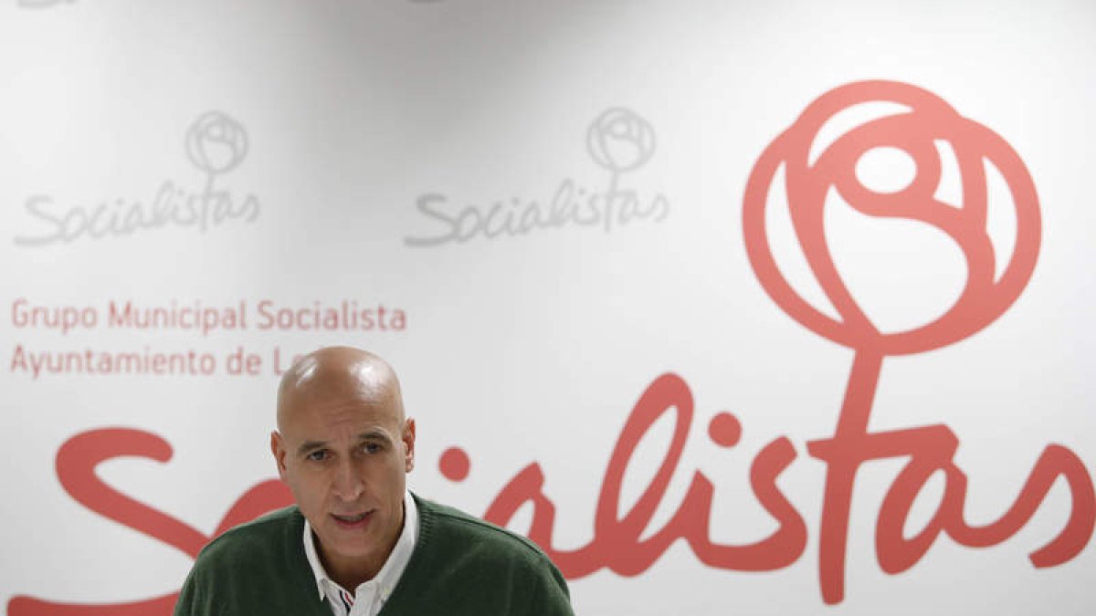 El portavoz del PSOE, José Antonio Diez, ayer en un momento de la rueda de prensa. JESÚS F. SALVADORES