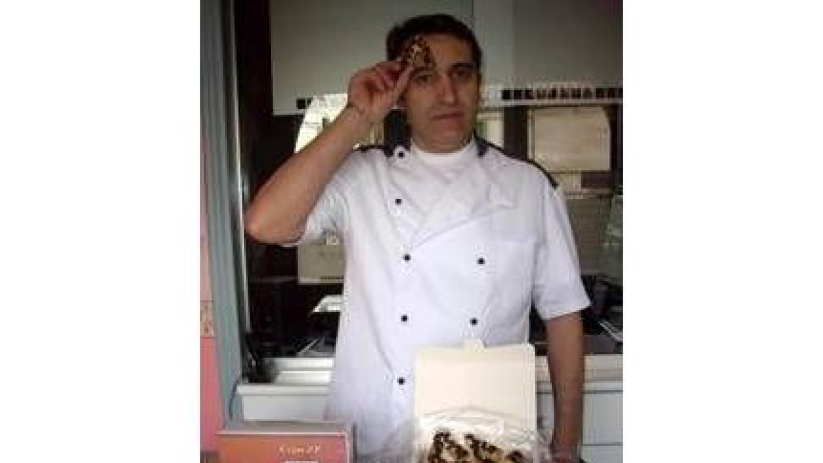 El pastelero Rafael Zamorano posa con las «cejas ZP», diseñadas y elaboradas por él mismo