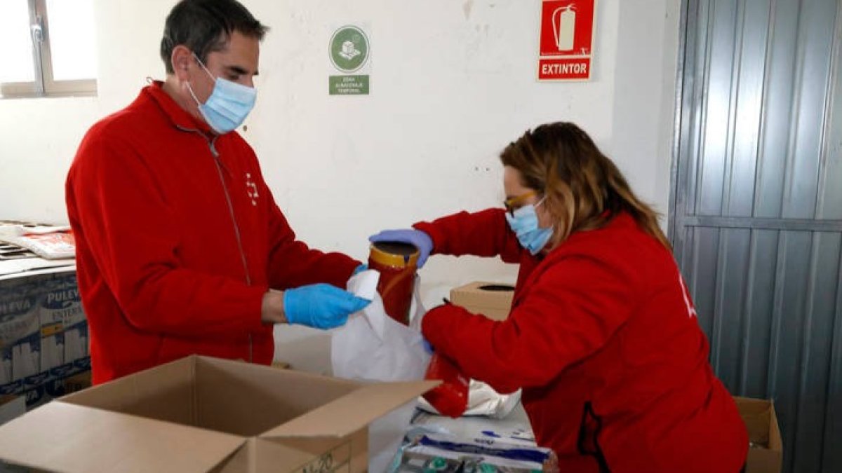 Voluntarios de Cruz Roja, en una imagen de archivo. MARCIANO PÉREZ