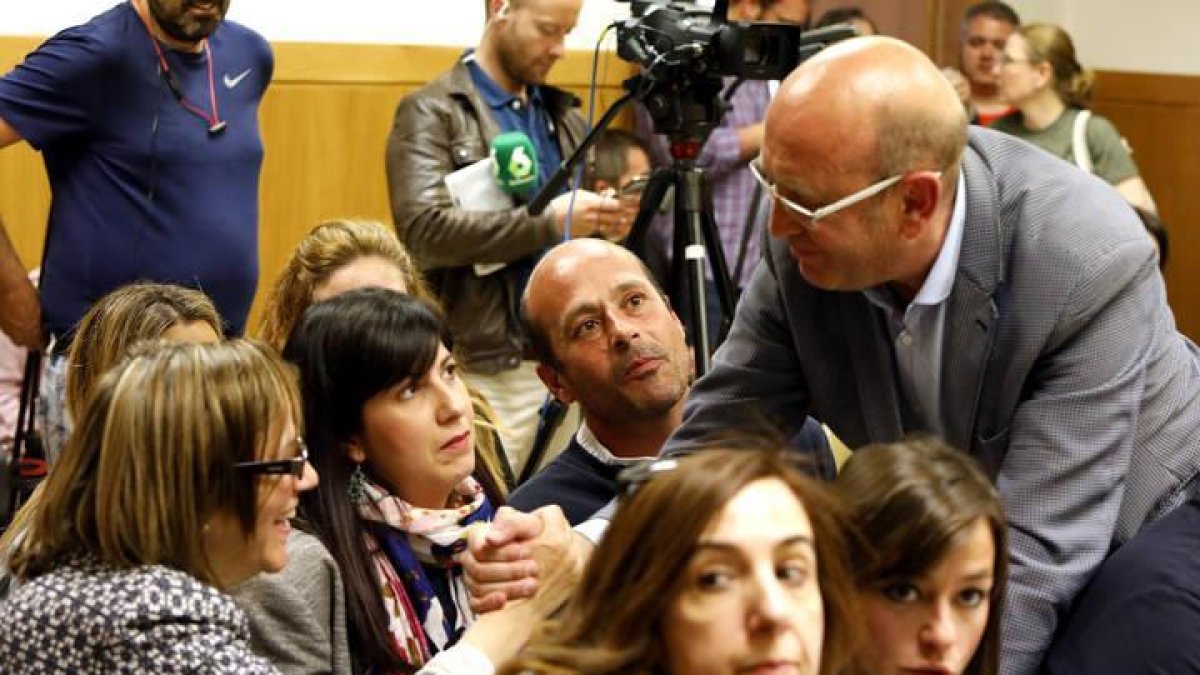 José Antonio Maté, jefe de Gabinete de Antonio Silván, en una imagen del miércoles cuando el recuento aún le daba un representante a Vox, Olga García, a quien saluda.