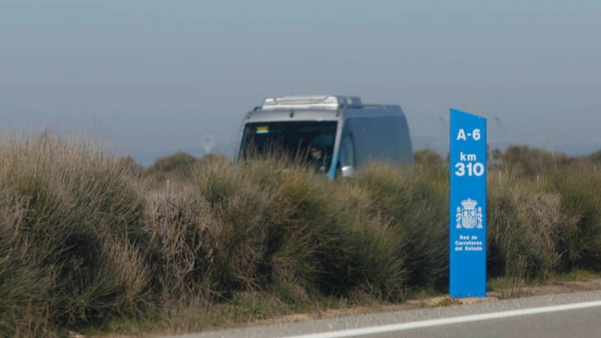 El accidente se registró en la A-6 , en dirección a Benavente. FERNANDO OTERO