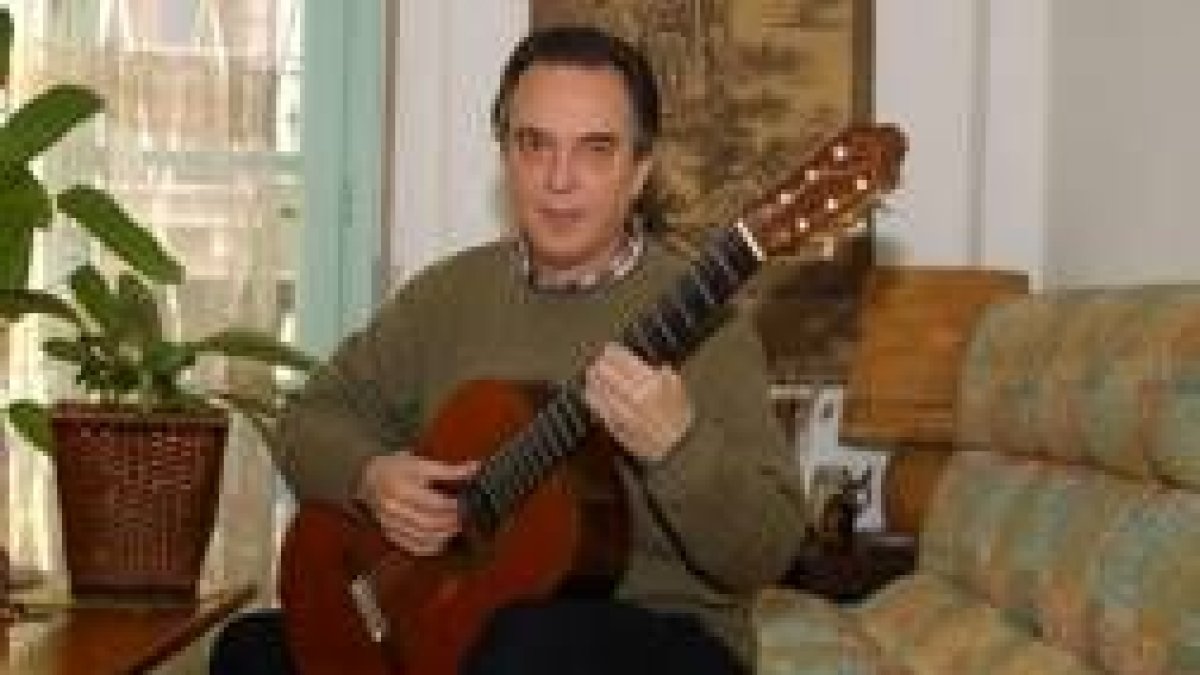 El guitarrista Eduardo Fernández en su residencia de Montevideo