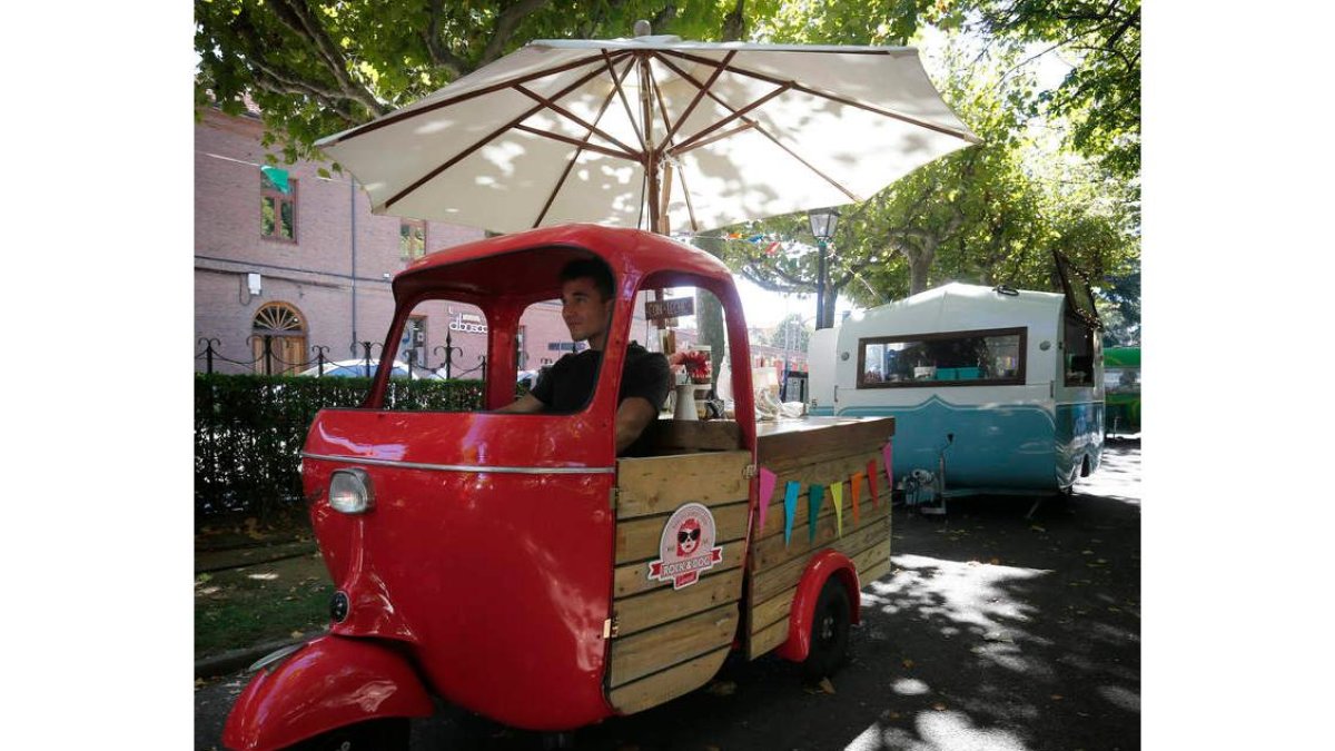Puesta en escena de la oferta culinaria de los Food Trucks que han regresado al parque de San Francisco por las fiestas de San Froilán. JESÚS F. SALVADORES