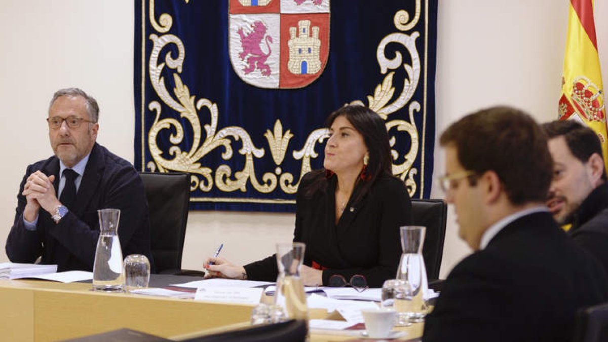 Carlos Pollán junto a Ana Sánchez, ayer en la reunión de la Mesa de las Cortes. NACHO GALLEGO