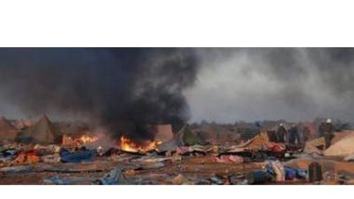 Quema de las jaimas en el campamento de protesta saharaui de Gdaim Izik, durante el desmantelamiento