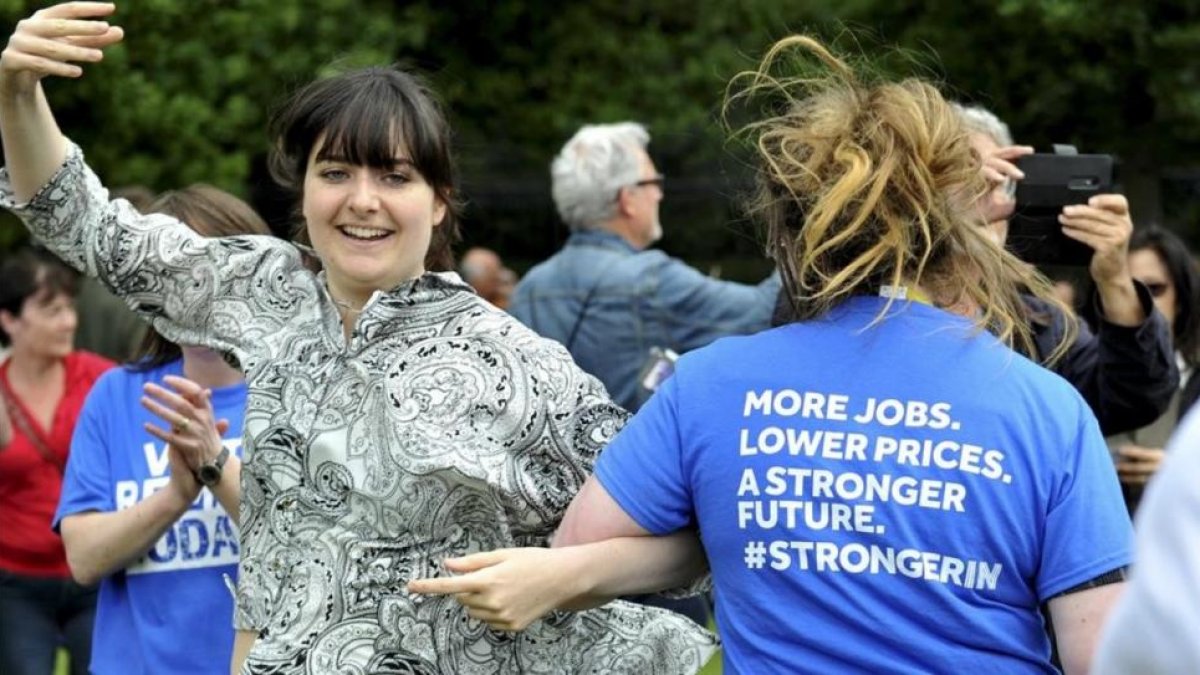 Dos mujeres participan en un baile durante un acto de apoyo a la campaña por la permanencia en Europa, en Edimburgo, el 22 de junio.