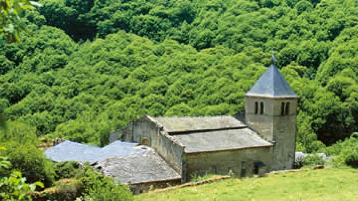 El monasterio de San Pedro de Montes rodeado de su espectacular paisaje