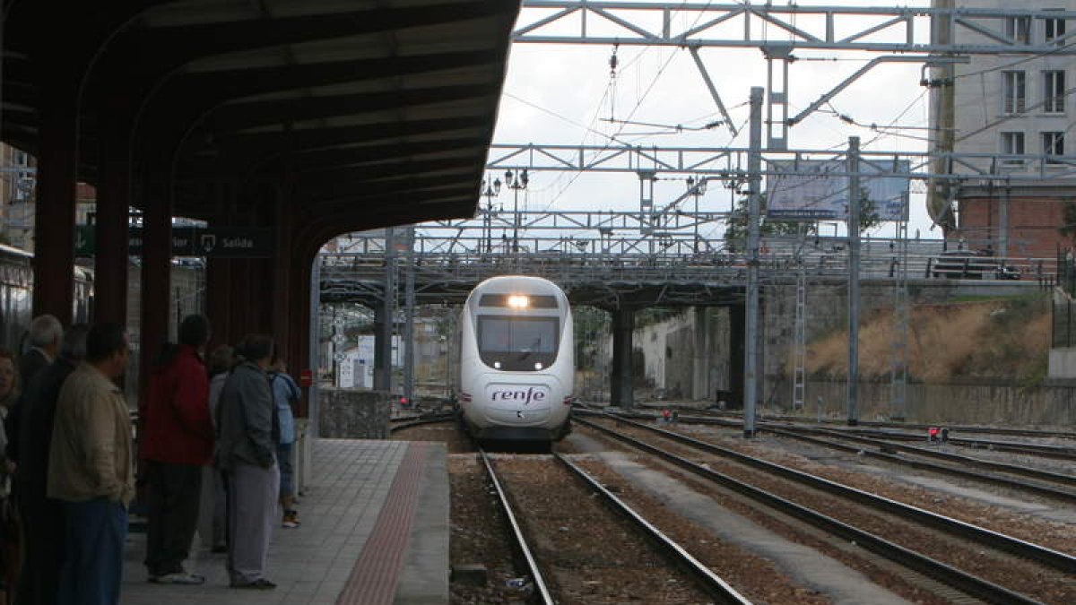 Un Alvia, entrando en la estación de tren de Ponferrada, en una imagen de archivo. ANA F. BARREDO