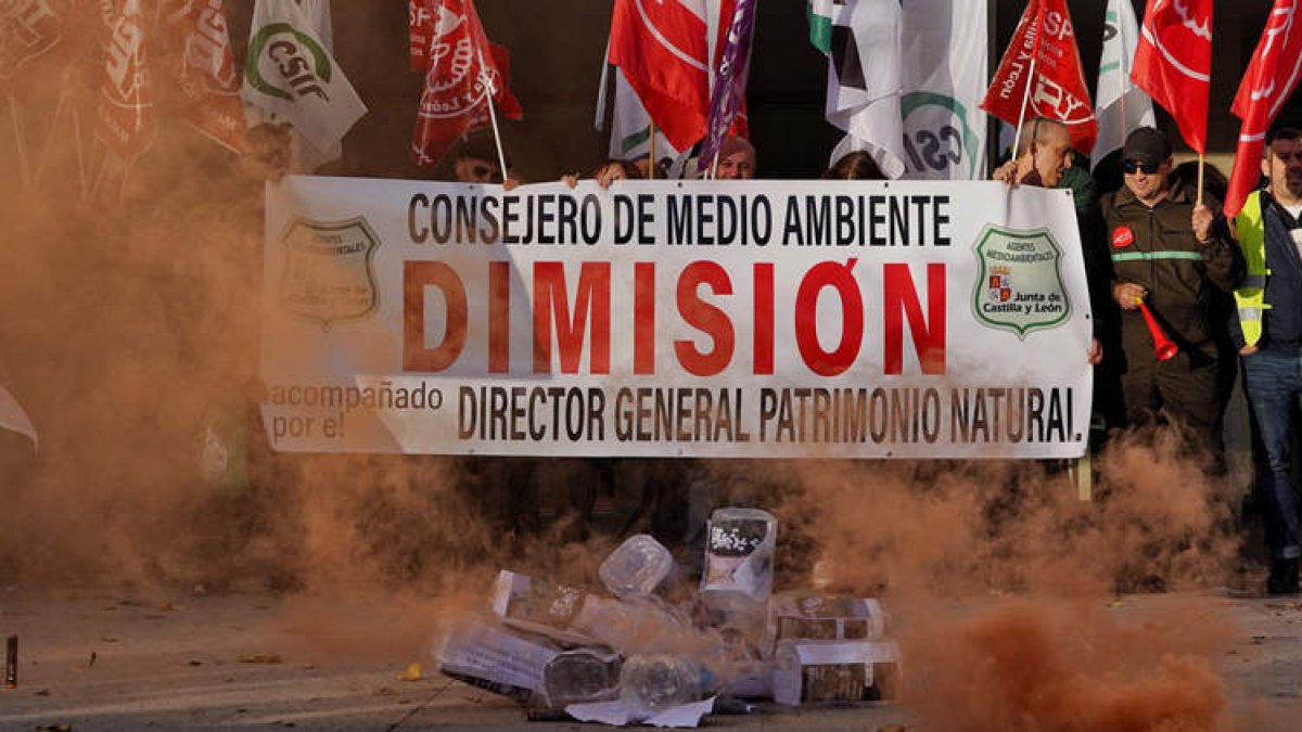 Imagen de un momento de la concentración ayer a las puertas de las Cortes. NACHO GALLEGO