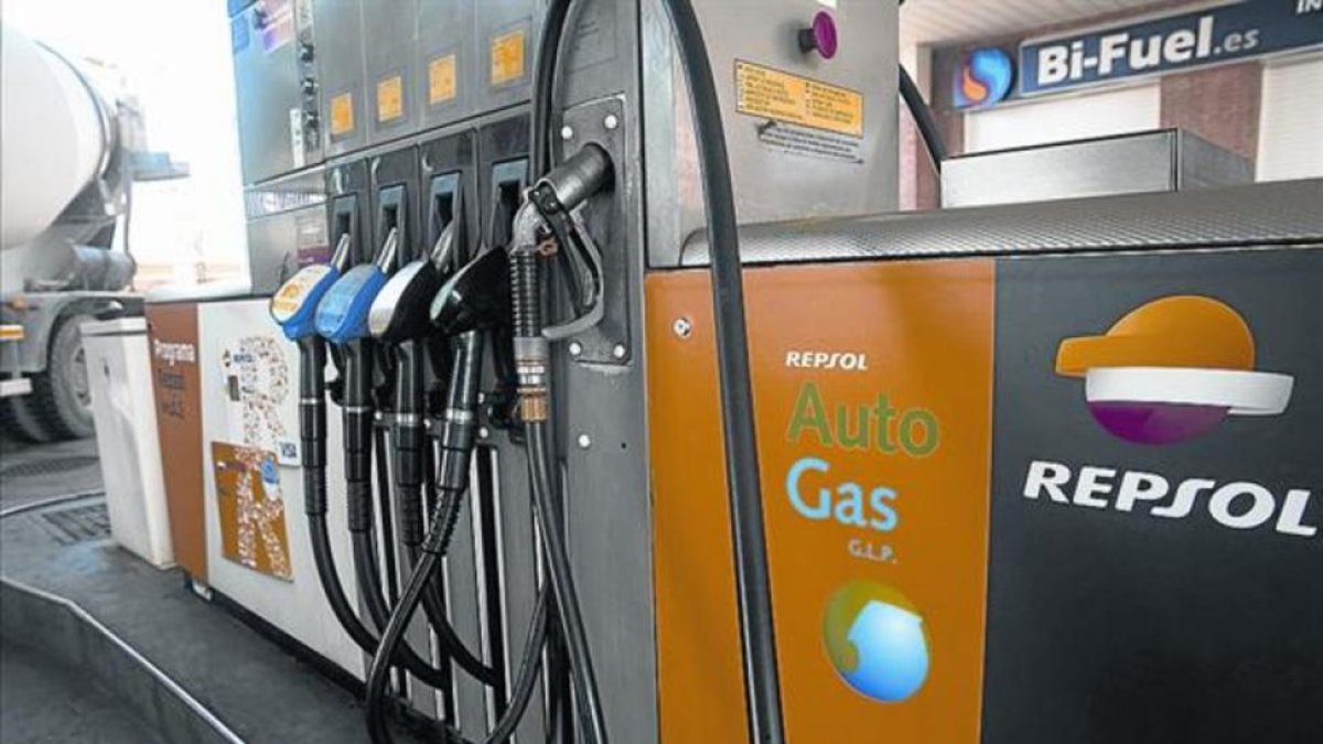 Surtidor de autogás en una de las gasolineras de Repsol en Barcelona.