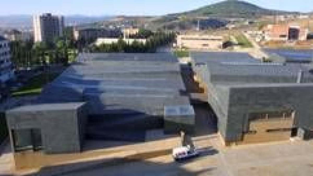 Aspecto exterior del complejo central del Campus del Bierzo, en la zona alta de Ponferrada