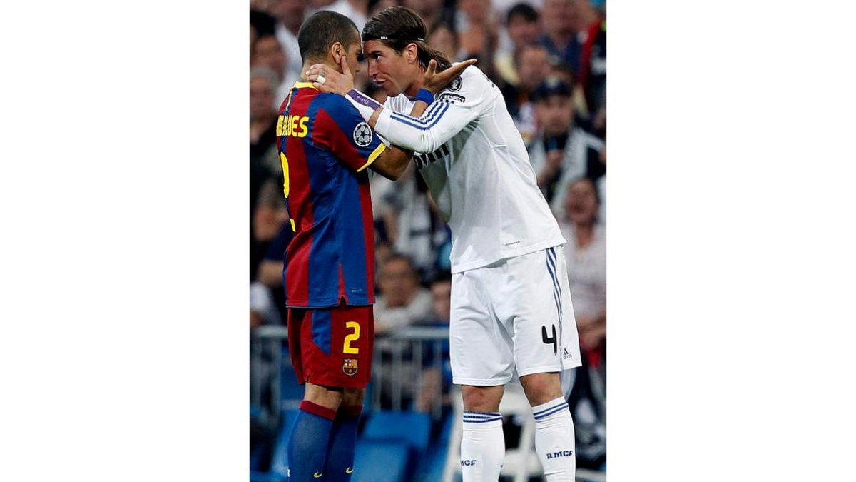 El defensa del Real Madrid Sergio Ramos, a la derecha, y Dani Alves durante el último clásico.