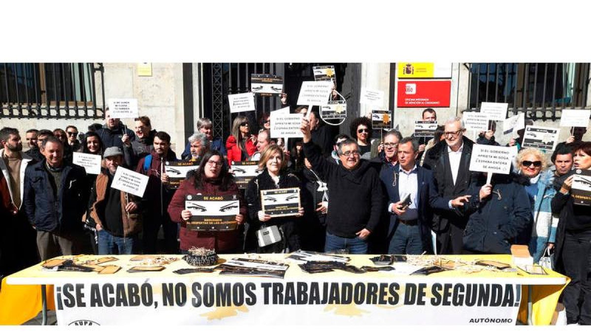Decenas de autónomos se concentraron ayer ante la Subdelegación del Gobierno en León para llamar la atención sobre sus reivindicaciones. RAMIRO